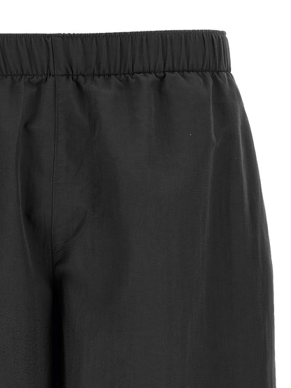 Activewear Shorts by The North Face for men in nylon bicolour, black, white & print features an versatile with mesh-panels, presenting a versatile short and designed for a versatile look.