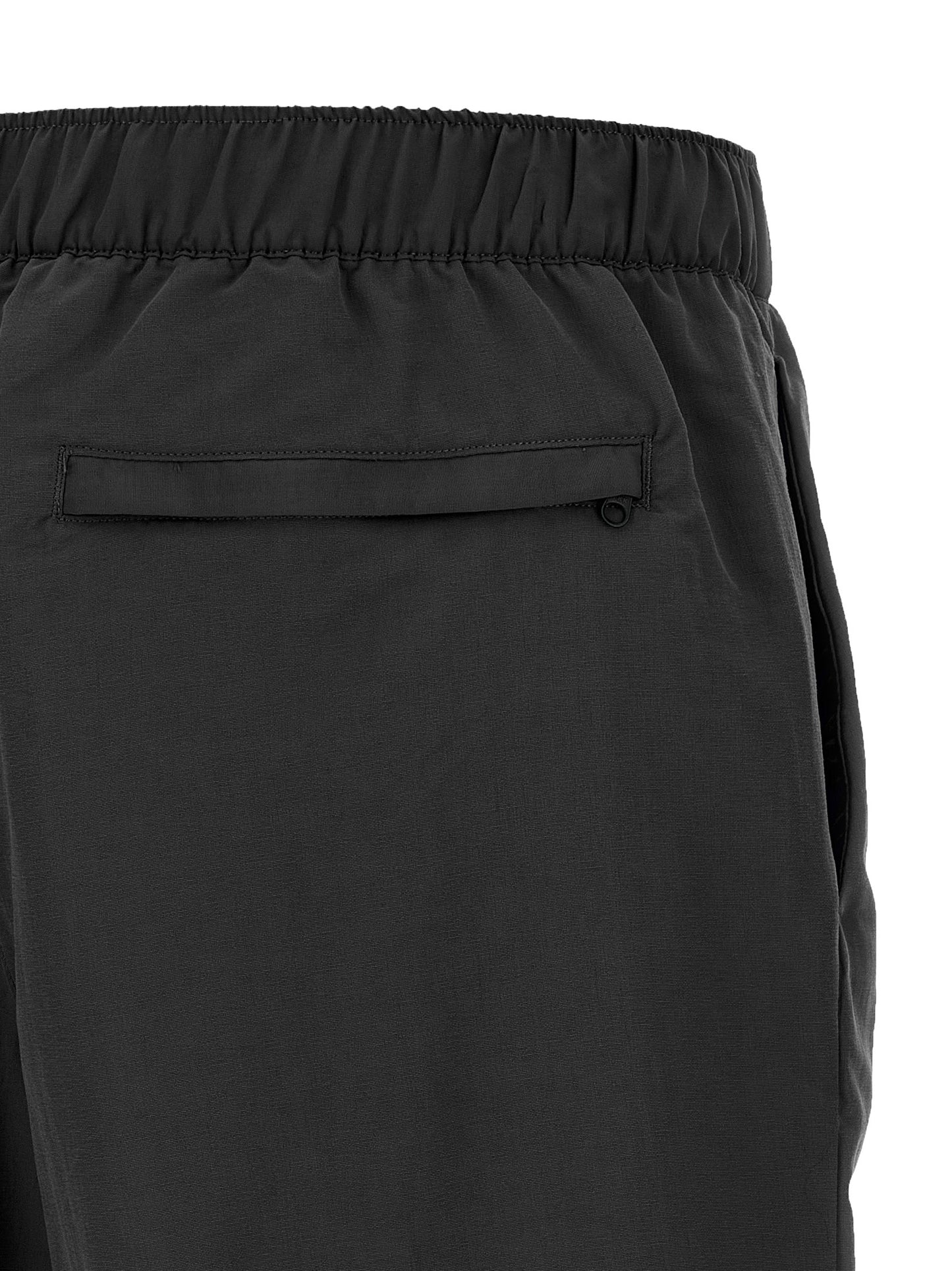 Activewear Shorts by The North Face for men in nylon bicolour, black, white & print features an sporty with mesh-panels, presenting a short and designed for a sporty look.