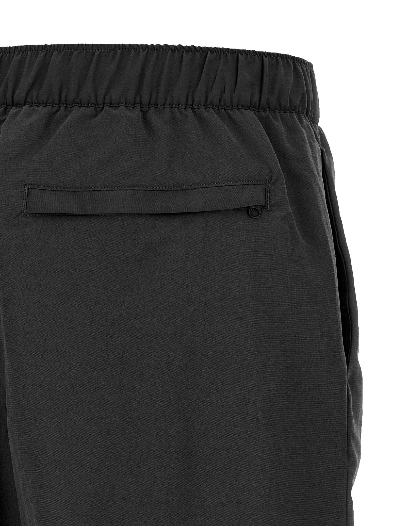 Activewear Shorts by The North Face for men in nylon bicolour, black, white & print features an sporty with mesh-panels, presenting a short and designed for a sporty look.