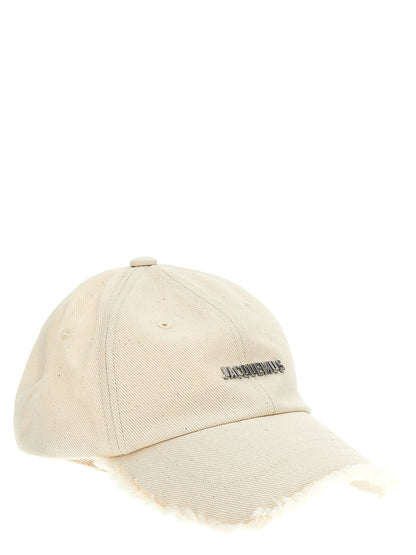Baseball Cap by Jacquemus for unisex in cotton canvas white presents a tailored silhouette, perfectly capturing the essence of Cotton Canvas Baseball Cap with its tailored finish and superior craftsmanship.