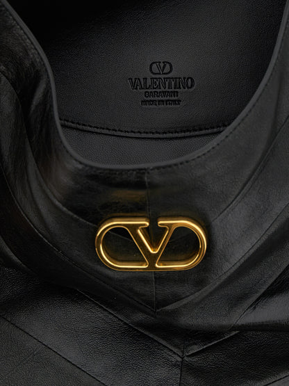 Medium Shoulder Bag by Valentino Garavani for unisex in lamb leather black, patterned, chevron, signature & patchwork features a effortless sophistication silhouette, secured by a with ample and versatile shoulder-strap & adjustable-strap for a effortless sophistication finish.