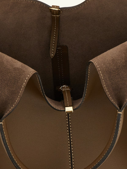 This Small Handbag by Tod's for women in bos taurus calf suede leather and brown presents a sculptural silhouette featuring a secure snap & hook, ample , and versatile shoulder-strap, adjustable-strap & handle for a sculptural finish.