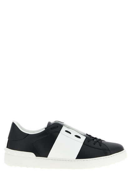 Sneakers by Valentino Garavani for men in calfskin leather bicolour, black, white & signature features an fashionable silhouette, showcasing the premium Men's Fashion Calfskin Leather Sneakers in a fashionable fashion style that offers a fashionable finish for refined style.