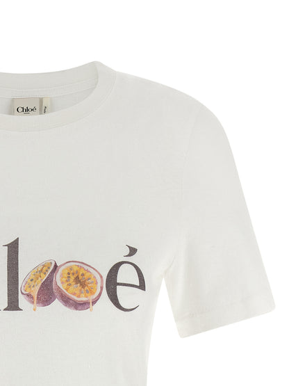 T-Shirt by Chloé for women in organic cotton white & print features an edgy silhouette, meticulously detailed with a sophisticated and for a truly edgy finish.