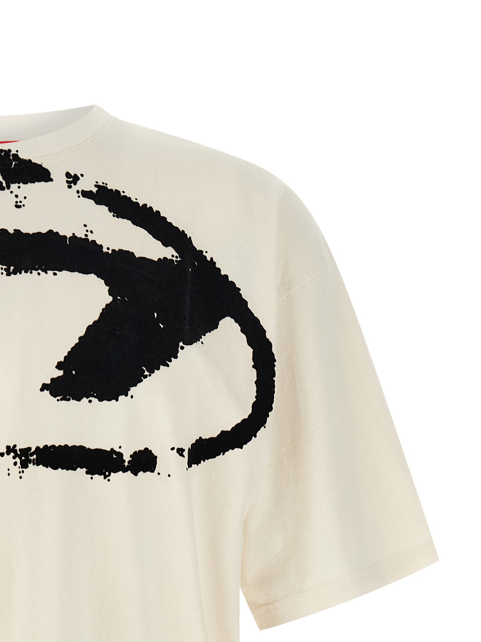 T-Shirt by Diesel for men in cotton bicolour, black, white & print showcases a chic silhouette, artfully detailed with a chic crew neckline and for a chic finish.
