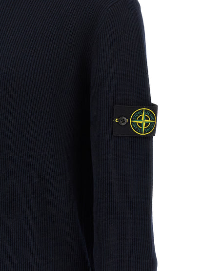 Cardigan by Stone Island for men in organic cotton blue showcases a luxurious silhouette, meticulously detailed with a sophisticated and for a refined finish.