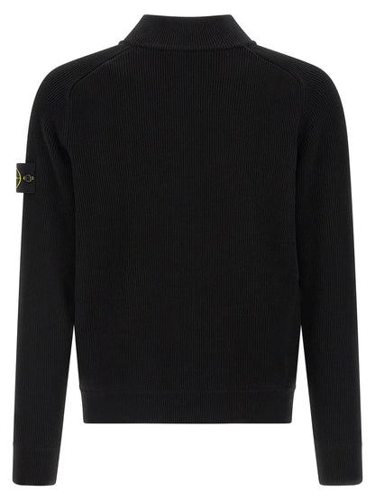 Cardigan by Stone Island for men in organic cotton black showcases a luxurious silhouette, meticulously detailed with a sophisticated high-neck neckline and for a refined finish.