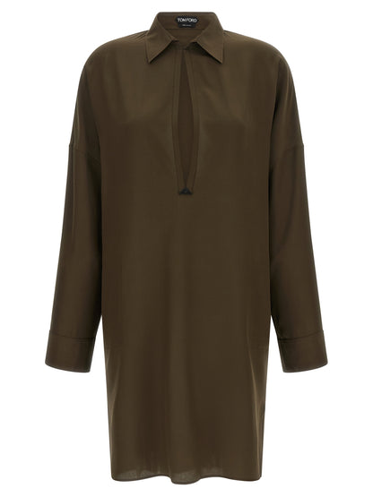 Dress by Tom Ford for women in silk & leather bicolour & green features an magnificent silhouette, artfully detailed with a magnificent shirt-collar neckline and that flows into an magnificent midi.