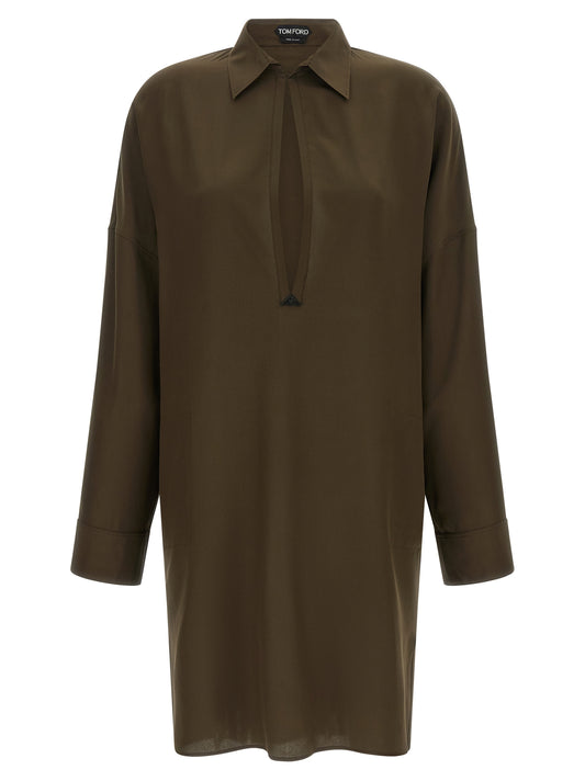 Dress by Tom Ford for women in silk & leather bicolour & green features an magnificent silhouette, artfully detailed with a magnificent shirt-collar neckline and that flows into an magnificent midi.