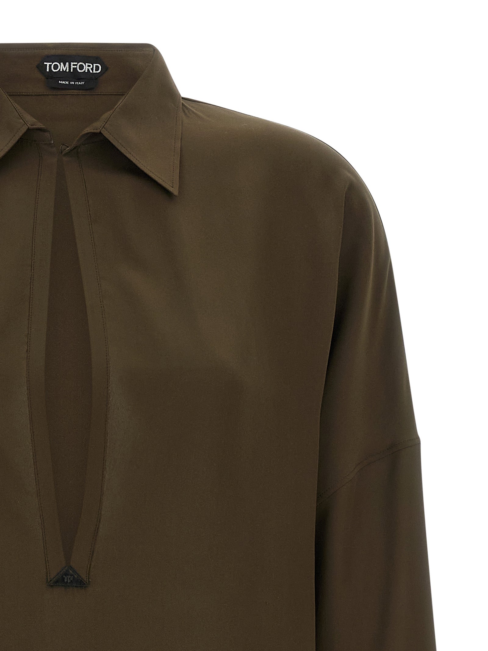 Dress by Tom Ford for women in silk & leather bicolour & green features an sultry silhouette defined by a shirt-collar neckline and , falling to an sultry midi for a sultry look.