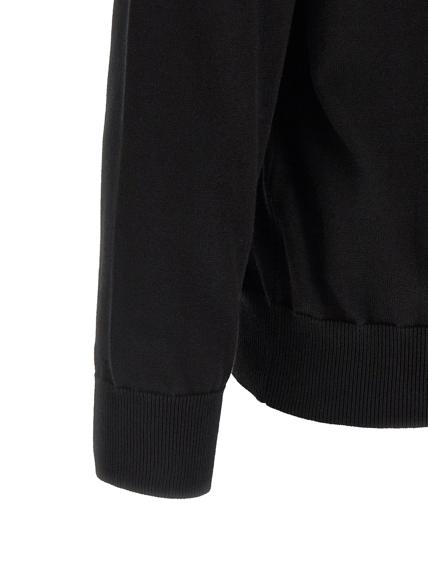 Cardigan by Stone Island for men in organic cotton black features an crisp silhouette, showcasing a sophisticated crew neckline and detail for a truly crisp finish.