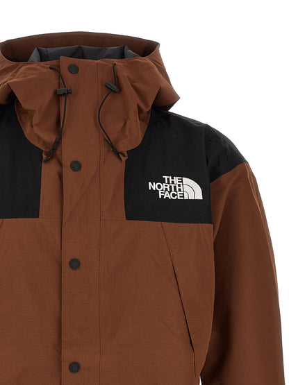 Hooded Windbreaker Jacket by The North Face for men in polyester brown features an enduring silhouette, showcasing technical water-resistant, pockets, hooded & windproof and a sophisticated hooded neckline for a truly enduring aesthetic.