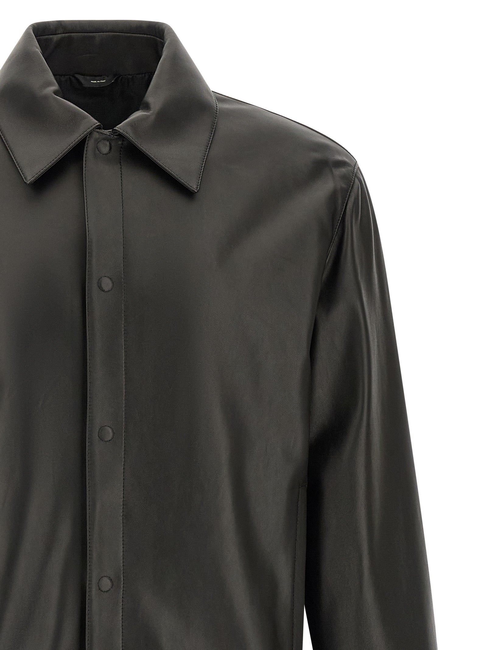 Jacket by Fendi for men in lamb leather black presents a authentic silhouette, artfully detailed with a authentic shirt-collar neckline and functional pockets for a premium authentic finish.