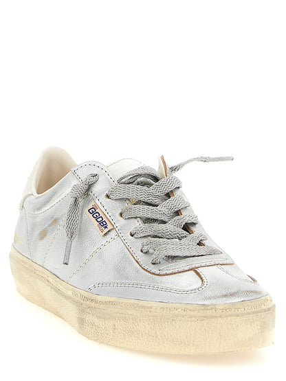 Sneakers by Golden Goose for women in cowhide & goat leather silver presents a sumptuous silhouette, artfully capturing the essence of the Star Women's Low Top Cowhide & Goat Leather Sneakers with its sumptuous low-top style design.