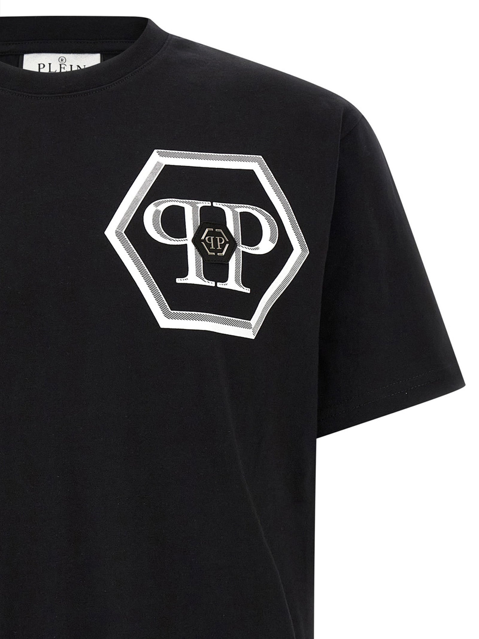 T-Shirt by Philipp Plein for men in cotton black & print showcases a dramatic silhouette, elegantly detailed with a dramatic crew neckline and for a truly dramatic finish.