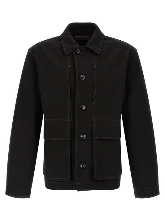 This Trucker Jacket by Lemaire for men in denim cotton black exhibits a edgy silhouette, meticulously detailed with functional and a edgy square shirt-collar neckline for a edgy finish.