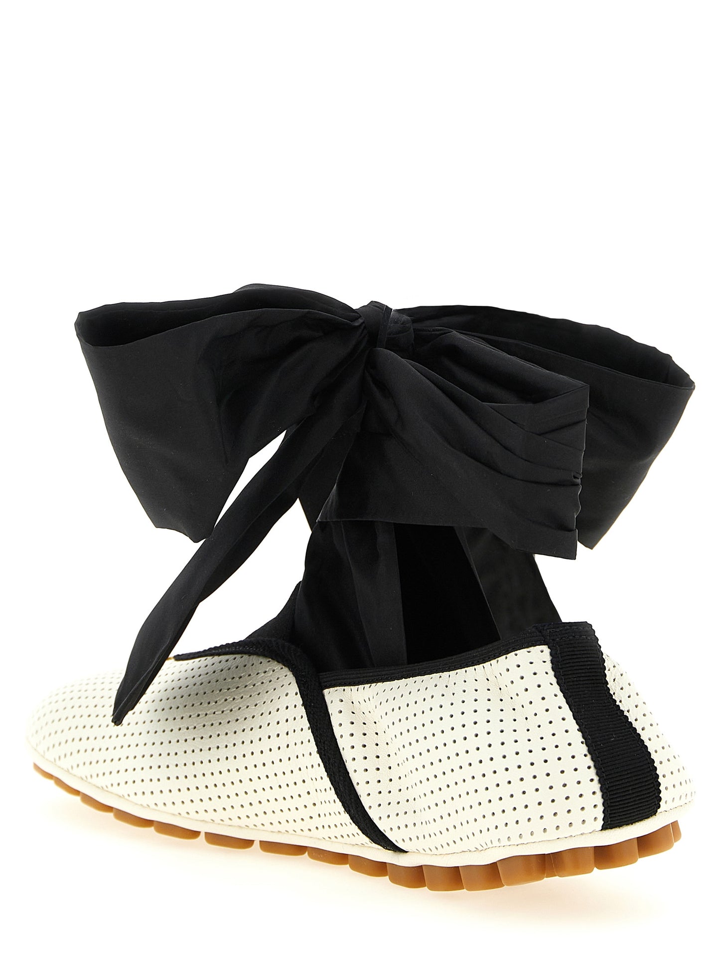 Ballet Flat Shoes by Valentino Garavani for women in lamb leather bicolour, black, white & signature presents a impeccable silhouette as Ribbon V Logo Women's Lamb Leather Ballet Flat Shoes, artfully designed with a and a impeccable square toe style for a refined, upscale finish.