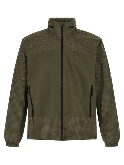 Hooded Windbreaker Jacket by The North Face for men in stretch nylon bicolour, green & print presents a resilient silhouette, artfully detailed with a sophisticated hooded neckline and functional breathable-design, lightweight, hooded & windproof for a resilient finish.