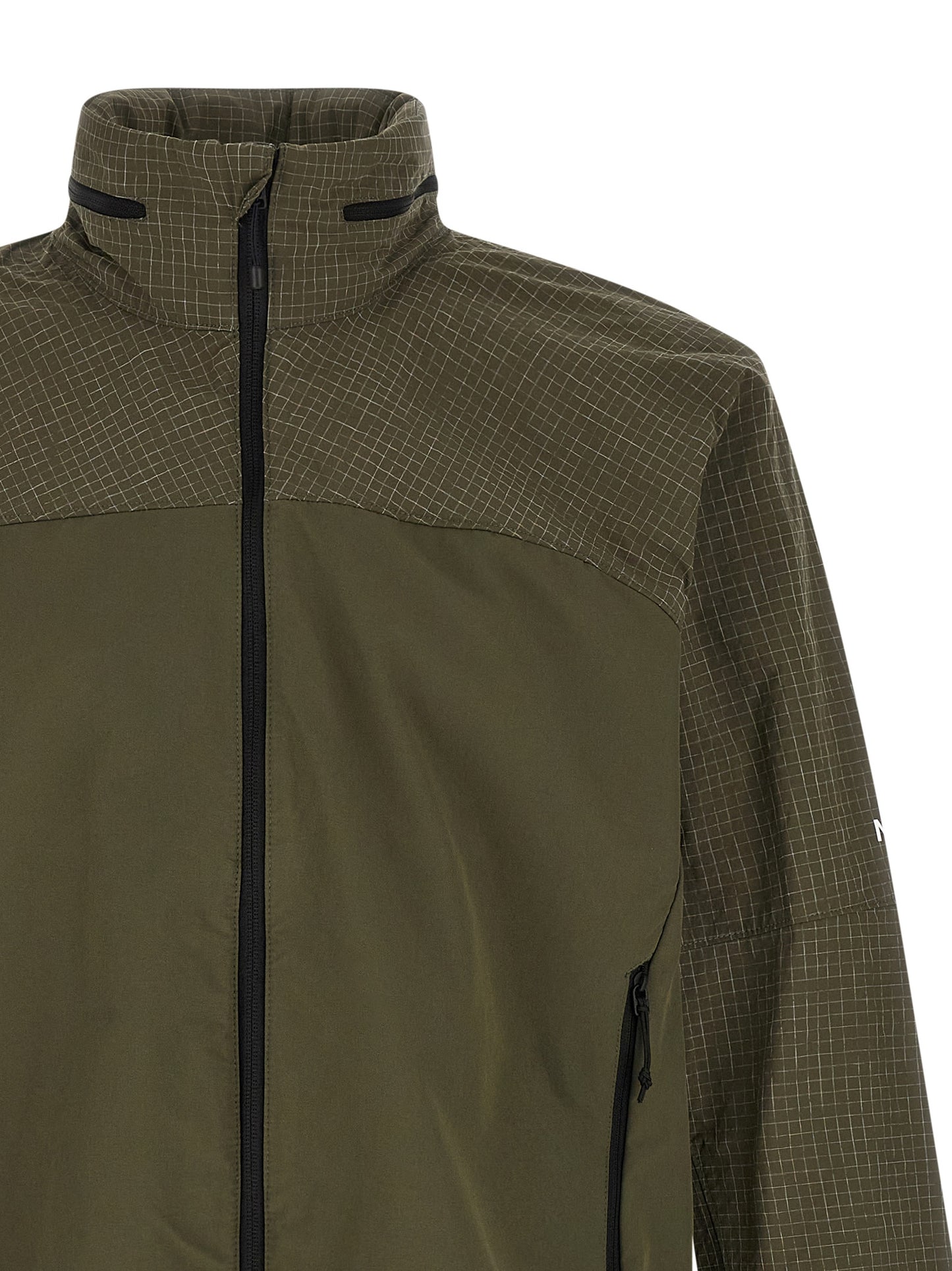 Hooded Windbreaker Jacket by The North Face for men in stretch nylon bicolour, green & print features an magnificent silhouette, showcasing the sophisticated hooded neckline and functional breathable-design, lightweight, hooded & windproof for a premium, magnificent look.