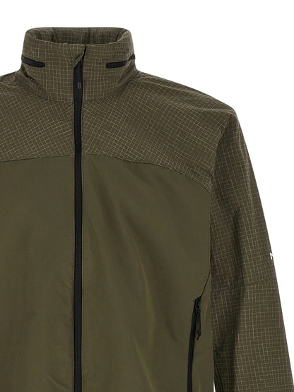 Hooded Windbreaker Jacket by The North Face for men in stretch nylon bicolour, green & print features an magnificent silhouette, showcasing the sophisticated hooded neckline and functional breathable-design, lightweight, hooded & windproof for a premium, magnificent look.