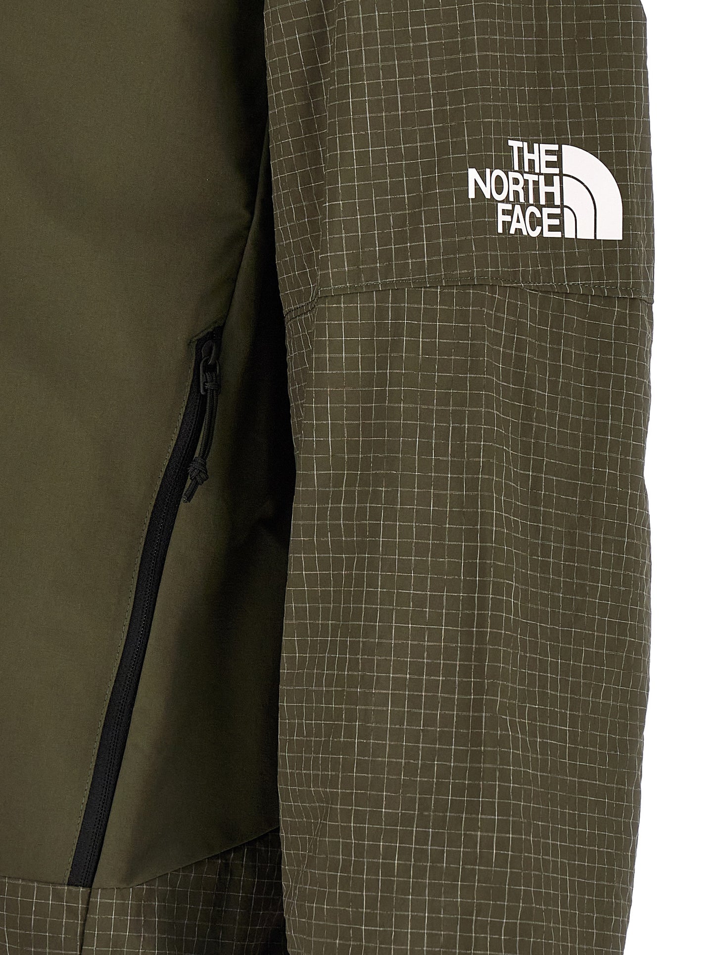Hooded Windbreaker Jacket by The North Face for men in stretch nylon bicolour, green & print features an enduring silhouette, showcasing technical breathable-design, lightweight, hooded & windproof and a sophisticated hooded neckline for a truly enduring aesthetic.