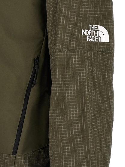 Hooded Windbreaker Jacket by The North Face for men in stretch nylon bicolour, green & print features an enduring silhouette, showcasing technical breathable-design, lightweight, hooded & windproof and a sophisticated hooded neckline for a truly enduring aesthetic.