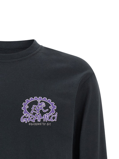 Activewear T-Shirt by Gramicci for men in cotton black & print features an ergonomic design with , highlighting a ergonomic length and ergonomic crew neckline for a high-performance look.