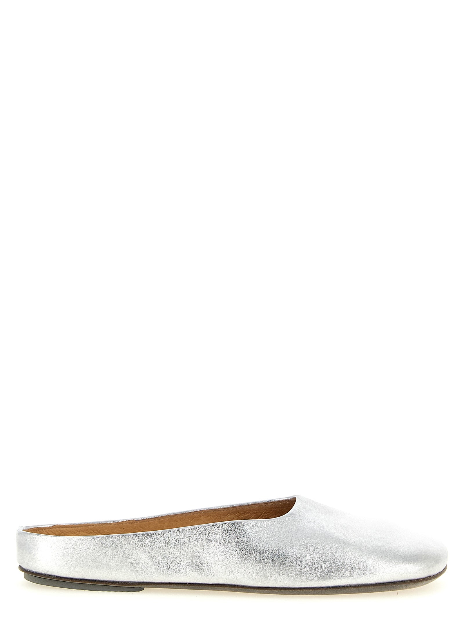Mules Flat Shoes by Marsell for women in calfskin leather silver showcases a enchanting silhouette as part of the Women's Calfskin Leather Mules Flat Shoes collection, defined by a enchanting square toe style and for a enchanting look.