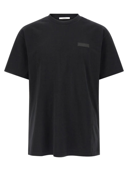 T-Shirt by Givenchy for men in cotton black showcases a unassuming silhouette, artfully detailed with a refined crew neckline and unassuming short-sleeve for a sophisticated, contemporary look.