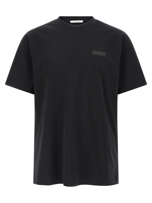 T-Shirt by Givenchy for men in cotton black showcases a unassuming silhouette, artfully detailed with a refined crew neckline and unassuming short-sleeve for a sophisticated, contemporary look.