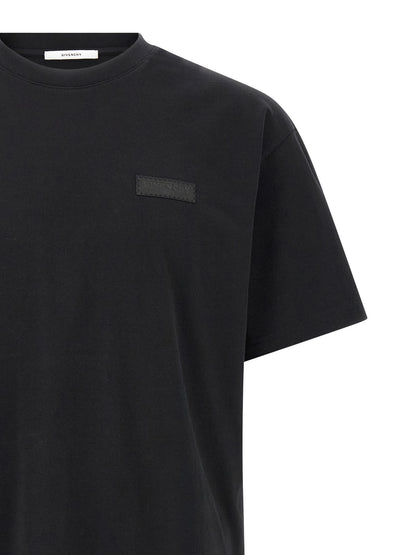 T-Shirt by Givenchy for men in cotton black showcases a dramatic silhouette, elegantly detailed with a dramatic and for a truly dramatic finish.