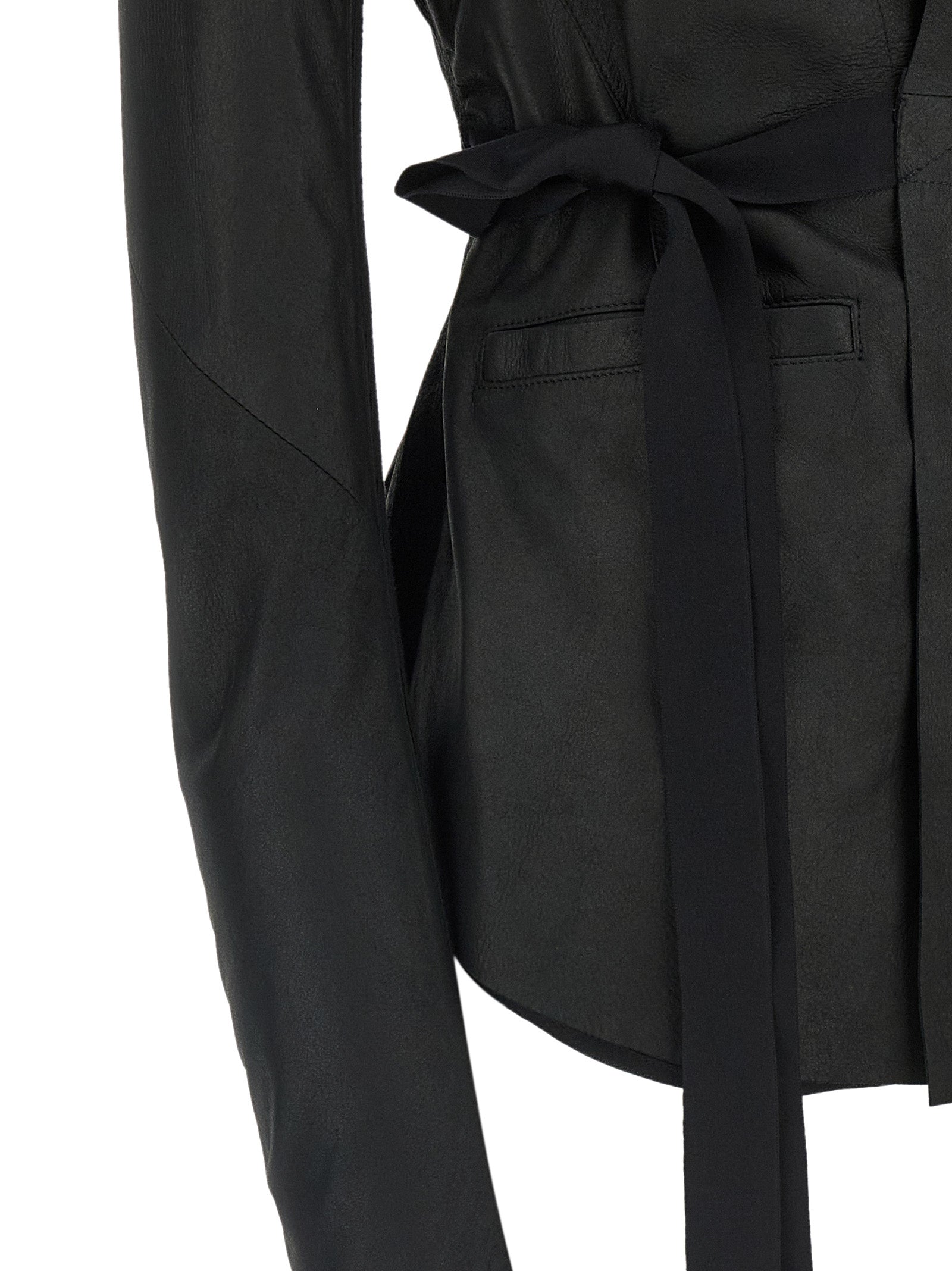 Jacket by Rick Owens for women in lamb leather black & natural showcases a enveloping silhouette, artfully detailed with a enveloping and premium pockets for a truly enveloping finish.