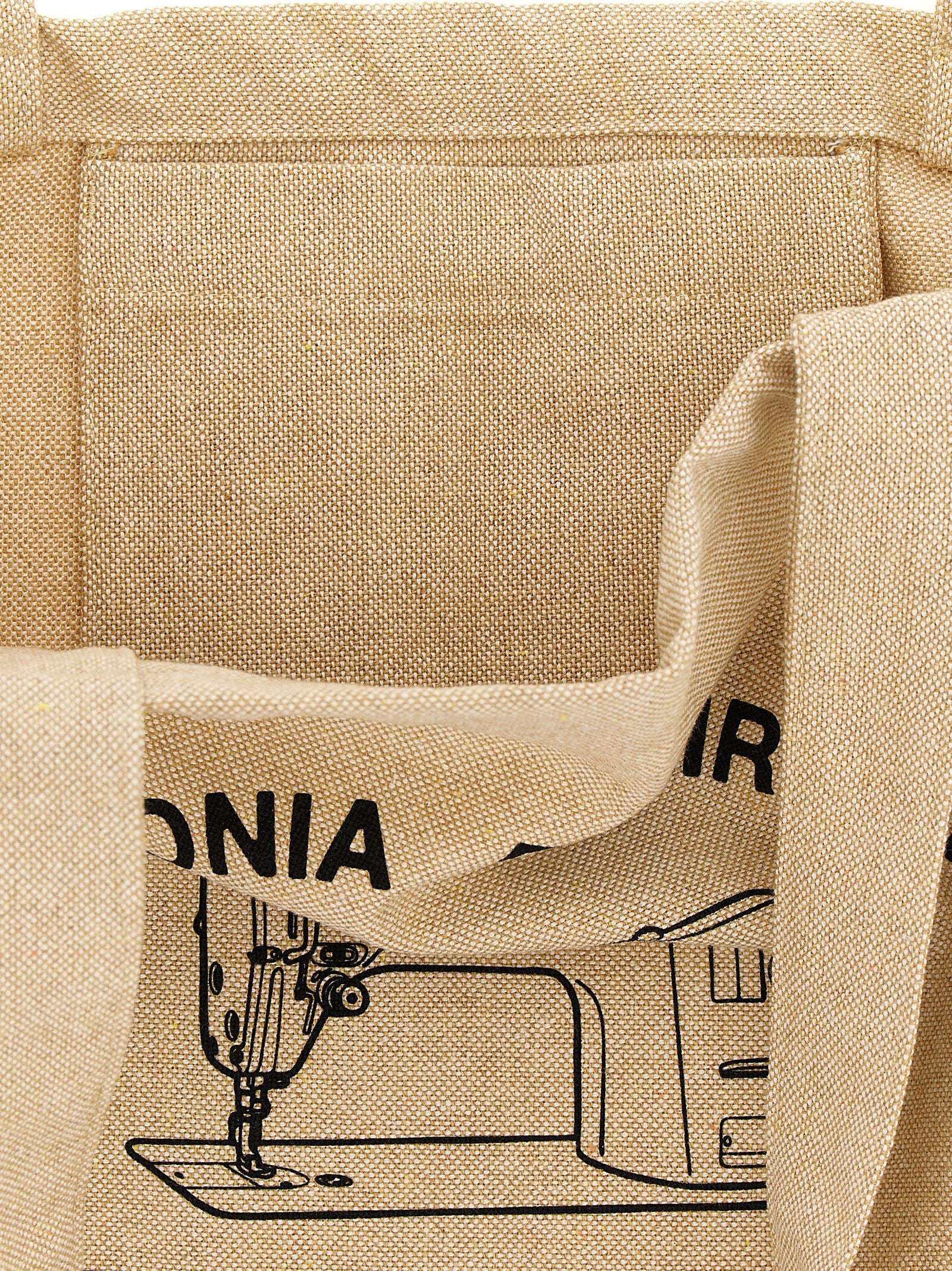This Shopper Tote Bag by PATAGONIA for men in cotton polyester canvas beige & print features an jet-set Market Cotton Polyester Canvas Shopper Tote Bag design with a secure , ample , and jet-set handle.