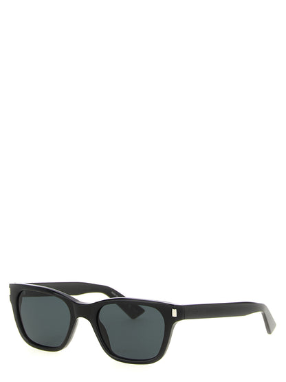 Sunglasses by Saint Laurent for men in cotton and black presents a enviable silhouette, featuring black coloured frame and with for a enviable look.
