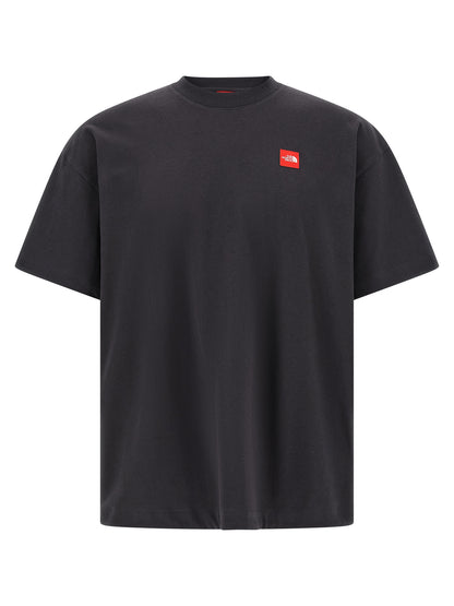 T-Shirt by The North Face for men in cotton gray & red features a plush silhouette, showcasing a sophisticated crew neckline and short-sleeve for a truly plush finish.