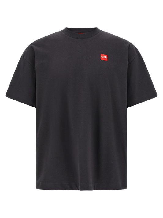 T-Shirt by The North Face for men in cotton gray & red features a plush silhouette, showcasing a sophisticated crew neckline and short-sleeve for a truly plush finish.