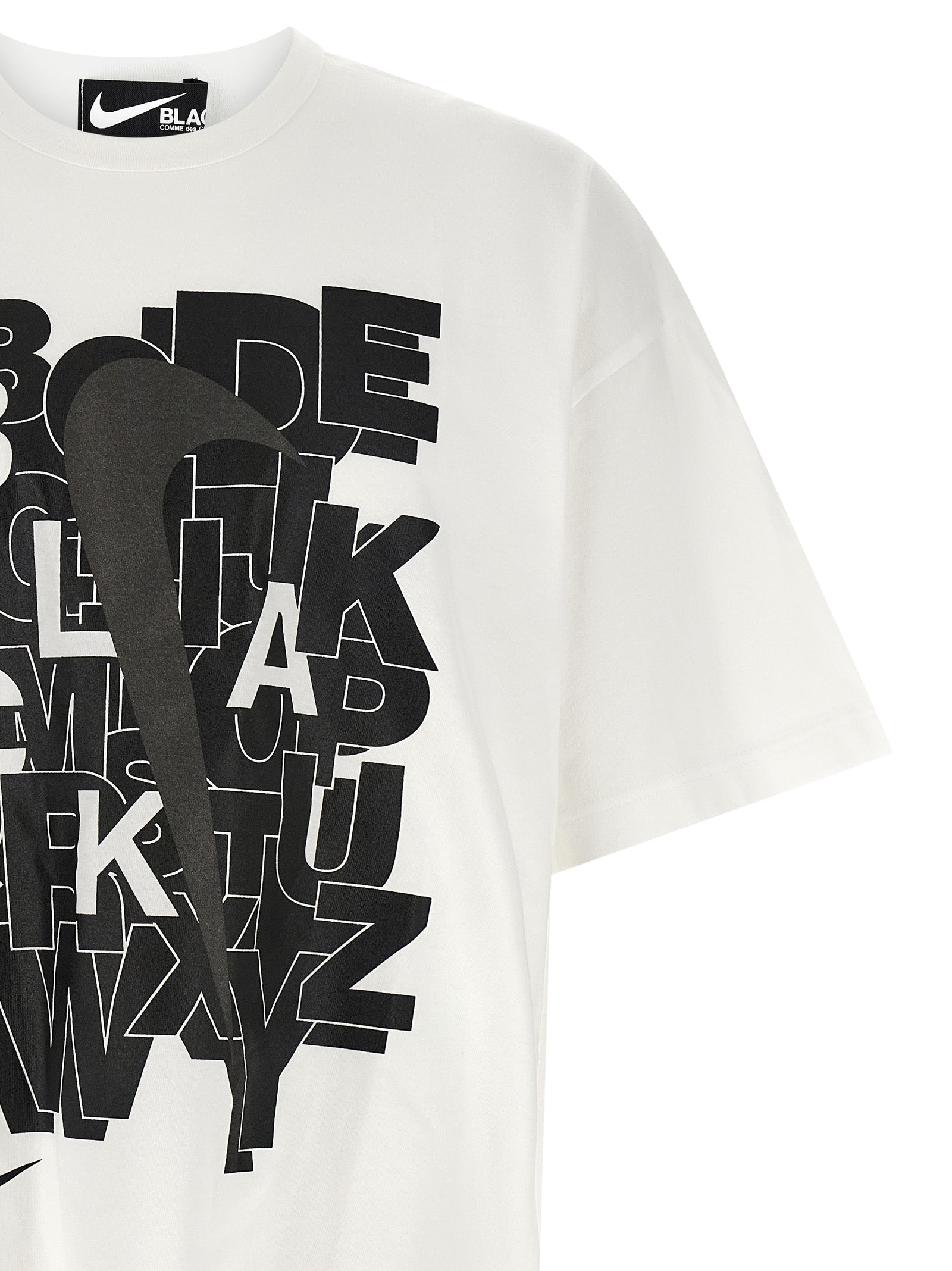 T-Shirt by Comme Des Garçons for men in cotton black, white & print features a plush silhouette, showcasing a sophisticated and for a truly plush finish.