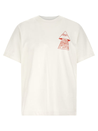 T-Shirt by The North Face for men in cotton white & print features a plush silhouette, showcasing a sophisticated crew neckline and short-sleeve for a truly plush finish.