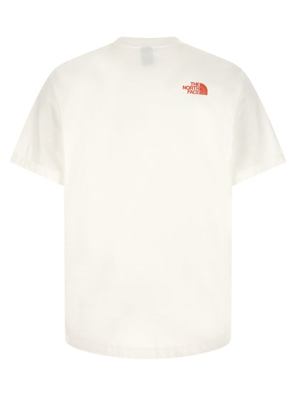 T-Shirt by The North Face for men in cotton white & print features an on trend silhouette, perfectly showcasing a on trend and crew neckline for an elevated aesthetic.