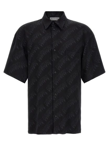 Blouse by Balenciaga for men in viscose black & print presents a discerning silhouette, showcasing a sophisticated and short-sleeve for a truly discerning finish.