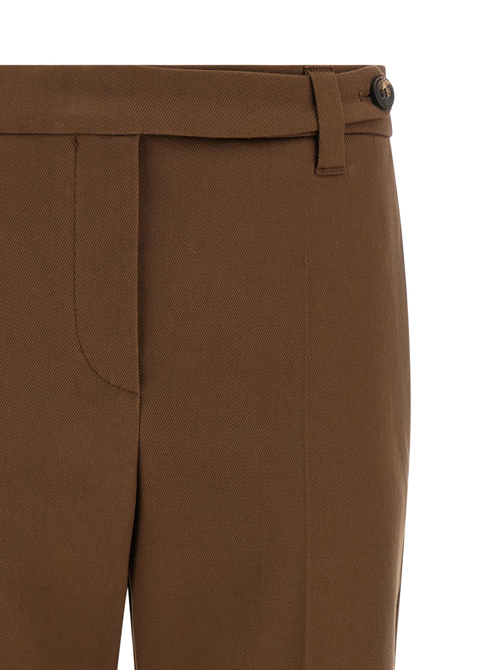 Trousers by Brunello Cucinelli for women in stretch cotton twill brown presents a perennial silhouette, meticulously tailored with a tapered-leg & cropped cut, cropped finish, and an elegant .