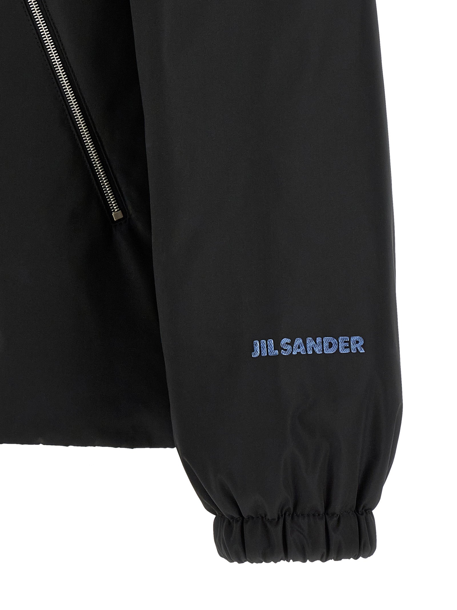 Overcoat by Jil Sander for men in polyester black showcases a enveloping silhouette, detailed with distinctive pockets and a enveloping .