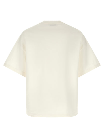 T-Shirt by Jil Sander for men in cotton bicolour, black, white & print showcases a unassuming silhouette, artfully detailed with a refined crew neckline and unassuming for a sophisticated, contemporary look.
