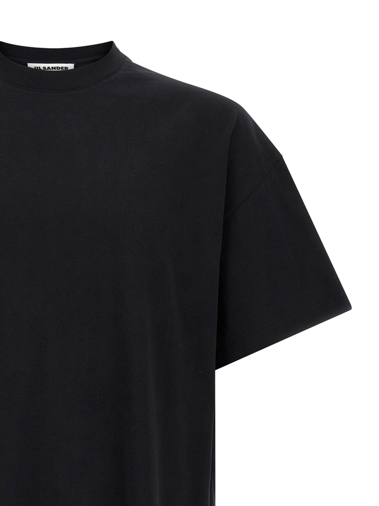 T-Shirt by Jil Sander for men in cotton bicolour, black, white & print showcases a dramatic silhouette, elegantly detailed with a dramatic crew neckline and for a truly dramatic finish.