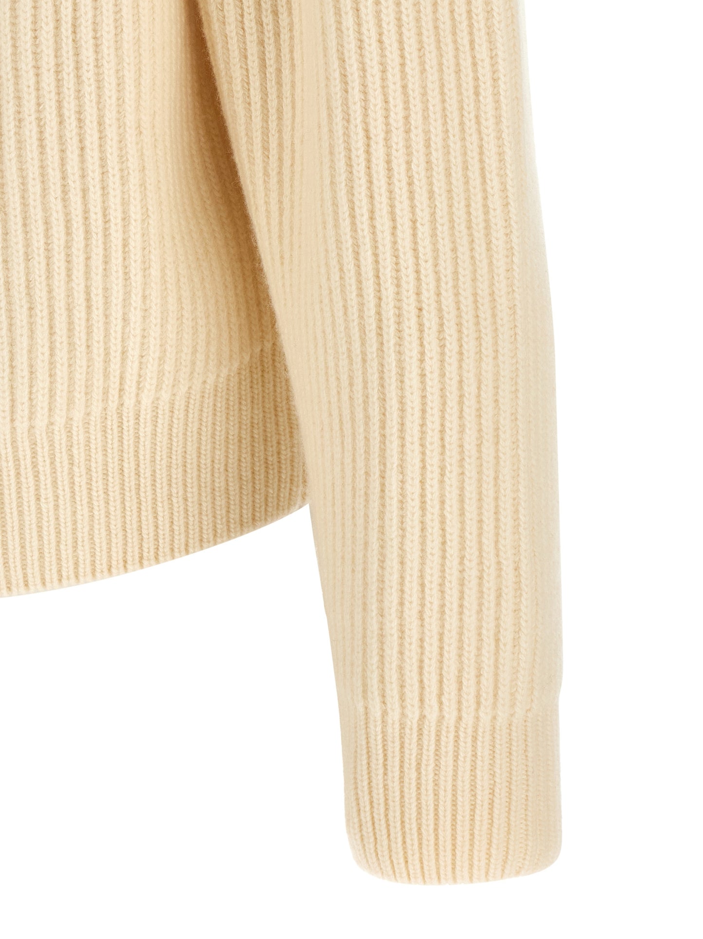 Cardigan by Jil Sander for men in wool white presents a textural silhouette, artfully finished with a textural and for a sophisticated, textural look.