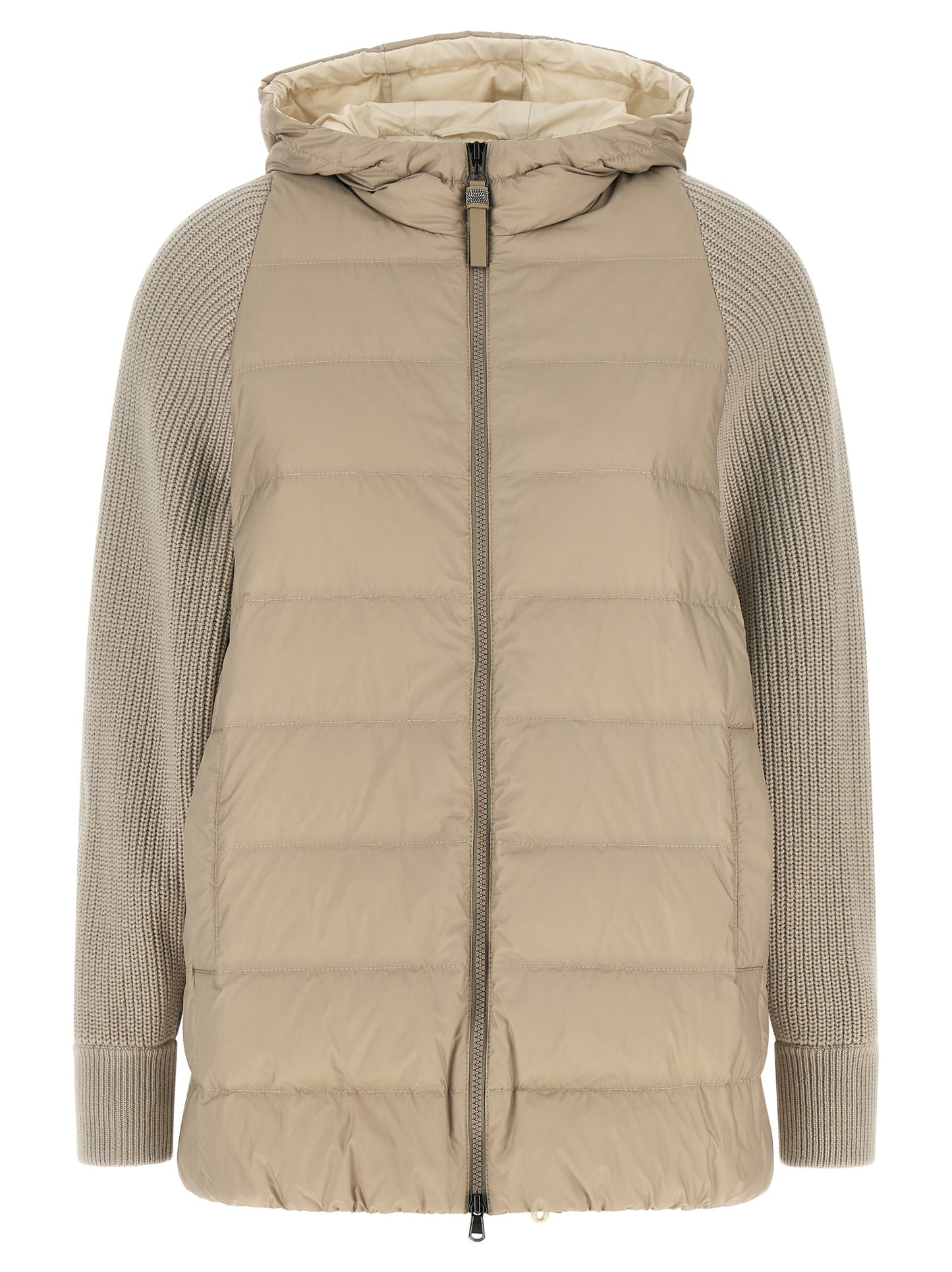 This Hooded Puffer Jacket by Brunello Cucinelli for women in virgin cashmere wool & leather beige exhibits a edgy silhouette, meticulously detailed with functional pockets, hooded & insulated and a edgy hooded high-neck neckline for a edgy finish.