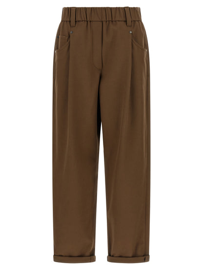 Trousers by Brunello Cucinelli for women in stretch cotton brown presents a perennial silhouette, meticulously tailored with a tapered-leg, relaxed-fit & wide cut, long finish, and an elegant mid rise.