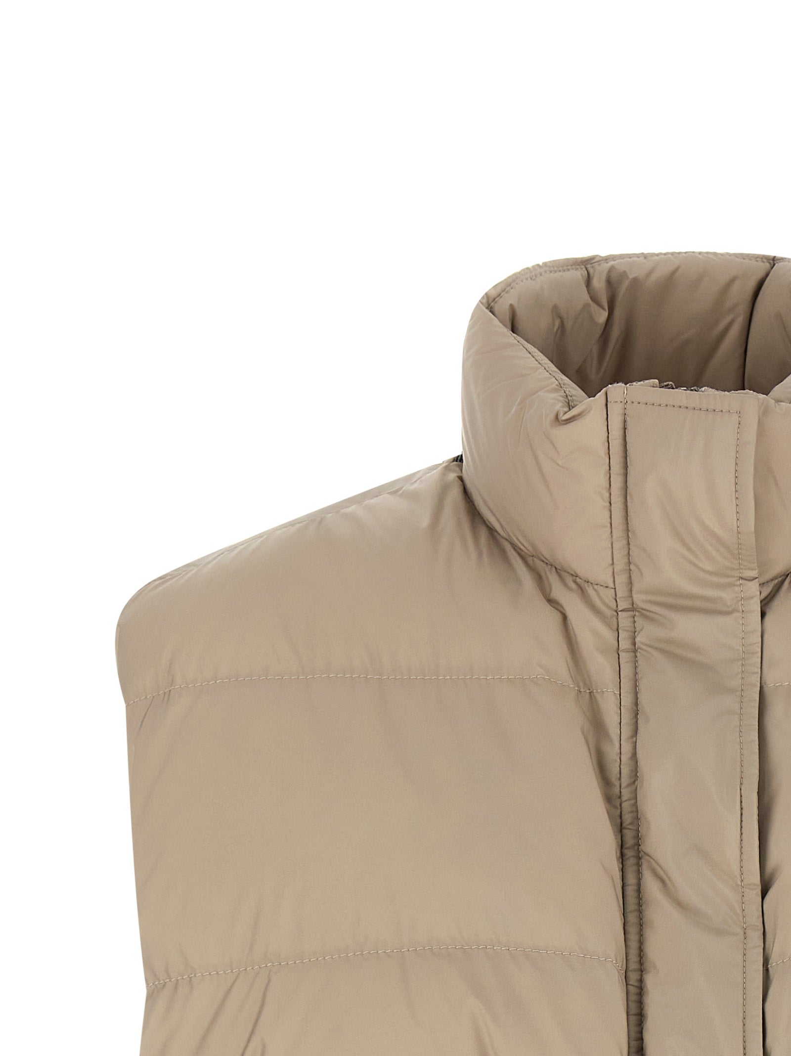 Vest by Brunello Cucinelli for women in polyester gray showcases a dynamic silhouette, perfectly balancing lightweight & pockets with a dynamic for a sophisticated, high-fashion look.
