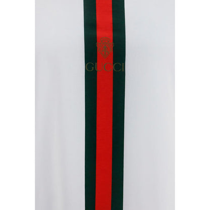 T-Shirt by Gucci for men in cotton white, print & striped showcases a dramatic silhouette, elegantly detailed with a dramatic and for a truly dramatic finish.