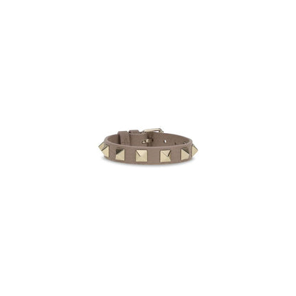Bracelet by Valentino Garavani for women in bos taurus calf leather gray & gold showcases a cosmopolitan silhouette, artfully capturing the essence of the cosmopolitan Rockstud Women's Bos Taurus Calfskin Leather Bracelet with a cosmopolitan .